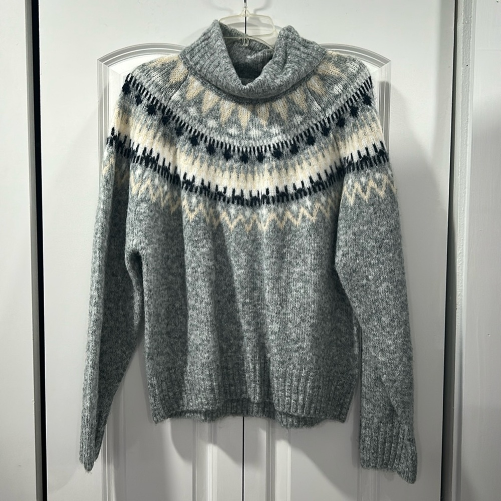 NWOT H&M Turtleneck Sweater, Size Medium